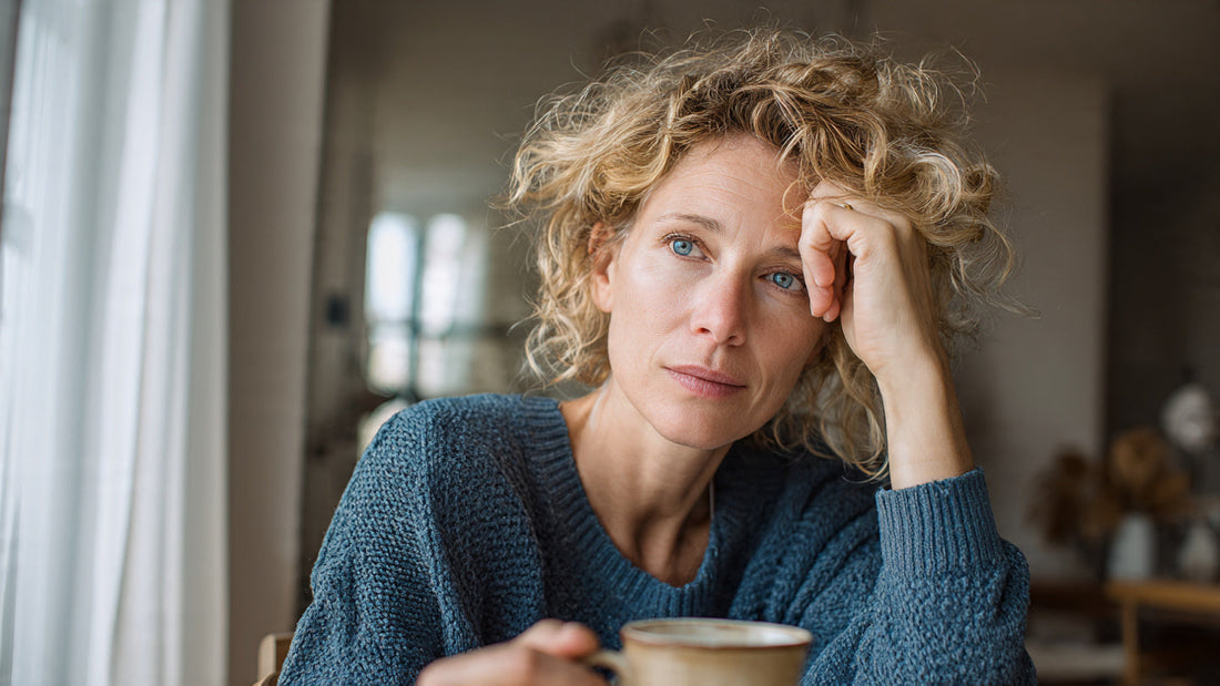 Femme de 45 ans ressentant fatigue mentale et irritabilité pendant la ménopause